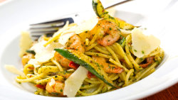 Linguine gamberi e zucchine (Krevety s pastou)