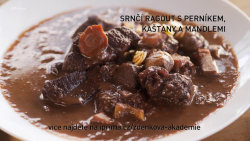 Srnčí ragout s perníkem, kaštany a mandlemi