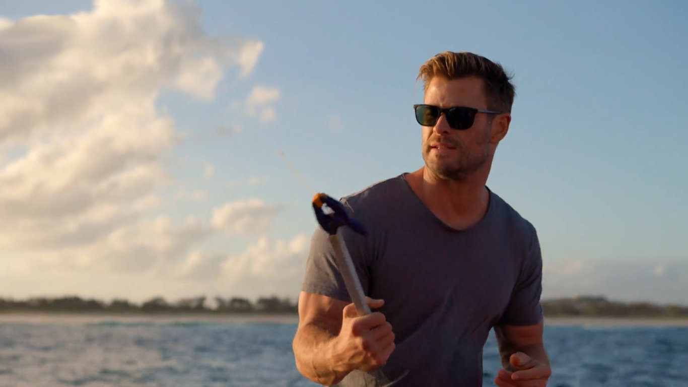 Chris Hemsworth na pláži žraloků - Vyšetření žraloka