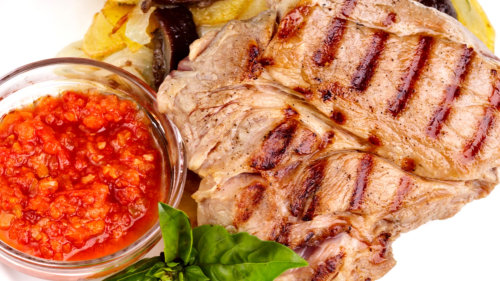 Grilované vepřové kotlety s tomatovou omáčkou a pečenými bramborami