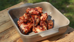 Ostrá kuřecí křídla v BBQ stylu