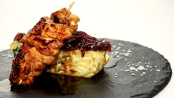 Pollo al ajillo con tortilla y cebolla caramelizada 