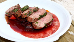 Steak ze pštrosa s omáčkou z vína shiraz
