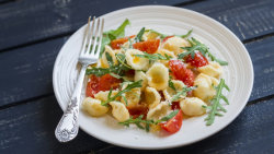 Pasta orecchiette con patate, rucola e pomodorini (“Ouška” s bramborem, rukolou a rajčátky)