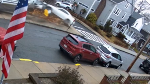 Děsivá nehoda v USA: auto letělo po ulici a bouralo do domů