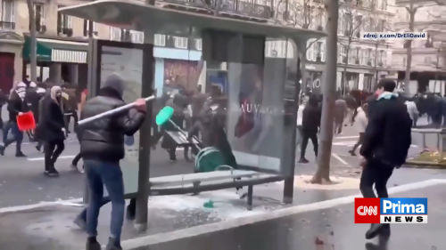 Protesty studentů ve Francii přerostly v pouliční násilí, rabování a střety s policií