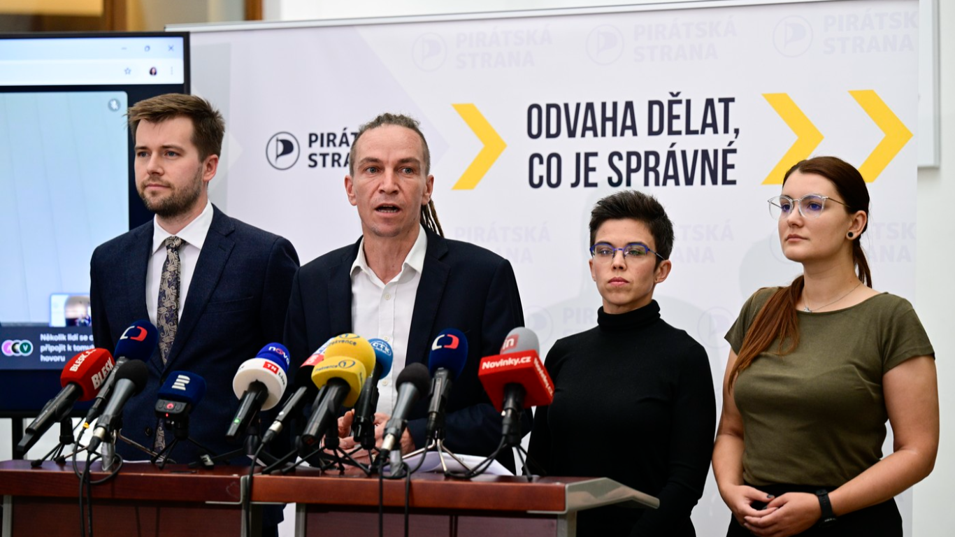 Piráti se po přesunu z vlády do opozice opět opřeli do Fialova kabinetu