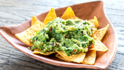 Totopos con guacamole (Tortilové chipsy s quacamole)