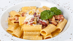 Rigatoni con lo speck (Rigatoni se špekem)