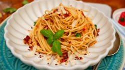 Spaghetti aglio olio e peperoncino