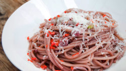 Spaghetti cipollotto peperoncino e chianti (Špageti s cibulkou, feferonkou a chianti)