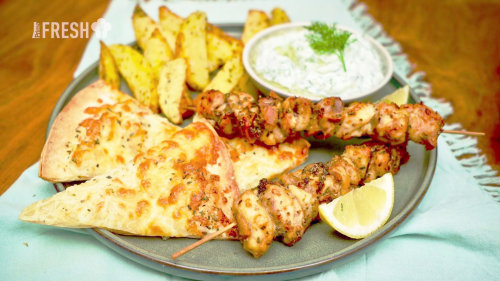 Řecké kuřecí špízy s tzatziki, pečené brambory a sýrový česnekový chléb z tortilly