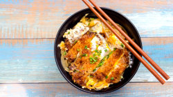 Katsudon (Vepřový řízek v omáčce s rýží)