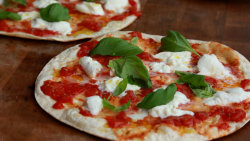 Domácí pizza na grilu