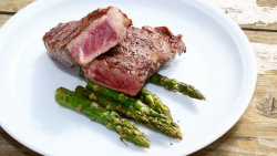Hovězí steak wagyu s chřestem