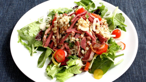 Kroupový salát s uzeným jazykem