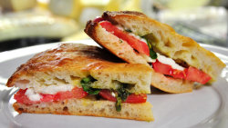 Focaccia Caprese - Sendvič Caprese