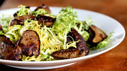 Salát Frisée s drůbežími játry
