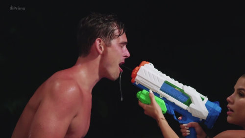 Ostrov pokuseni III (5) - Líbačka v bazénu