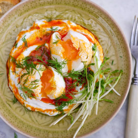 Turecká vejce Çilbir s česnekovým jogurtem 