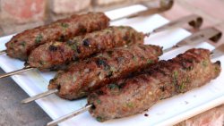 Jehněčí kebab s jogurtovou omáčkou