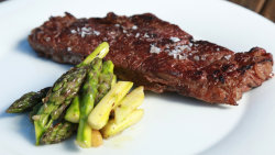 Steak s chřestem, ořechy a mátou