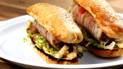 Domácí hot dog s chipotle salsou