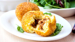 Arancini alla siciliana (Plněné rýžové koule ze Sicílie)