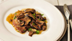 Scaloppini di vitello con funghi (Telecí plátky s houbami)