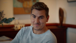 Petr začne pracovat pro nadaci, aby hlídal Lukáše – Kamarádi (29)