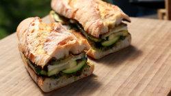 Sendvič s grilovanou zeleninou a sýrem Provolone