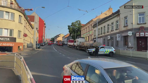 Nehodu v Zenklově ulici v Praze nepřežil jeden člověk (ZDROJ: AKTU.CZ)