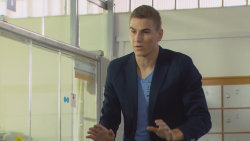 Agresivní postřelený útočník