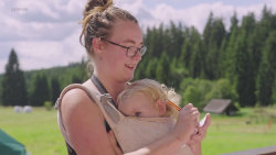 Obsluha s dítětem na břiše - Ano, šéfe! (2025)