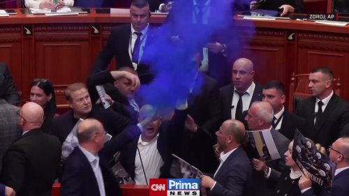 Opoziční politici v albánském parlamentu zapálili dýmovnice