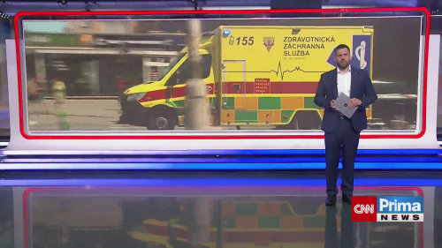 VIDEO: Výstražná světla ani majáky nestačí. Volný průjezd sanitky často blokují i chodci