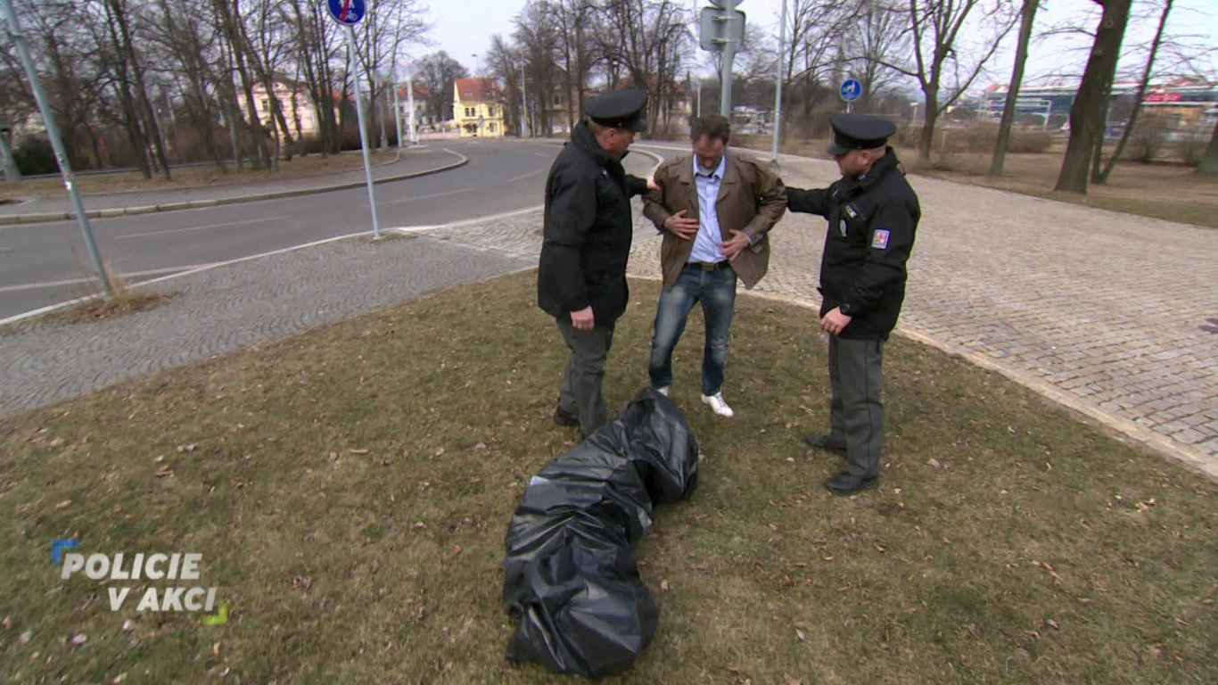 Podivný pytel / Farář zloděj / Taxikář a agresoři / Ladila rádio