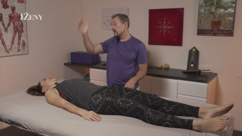 Pohybový terapeut Martin Šťastný testuje redaktorku Kisu Císařovou po absolvování poloviny online programu 4Core