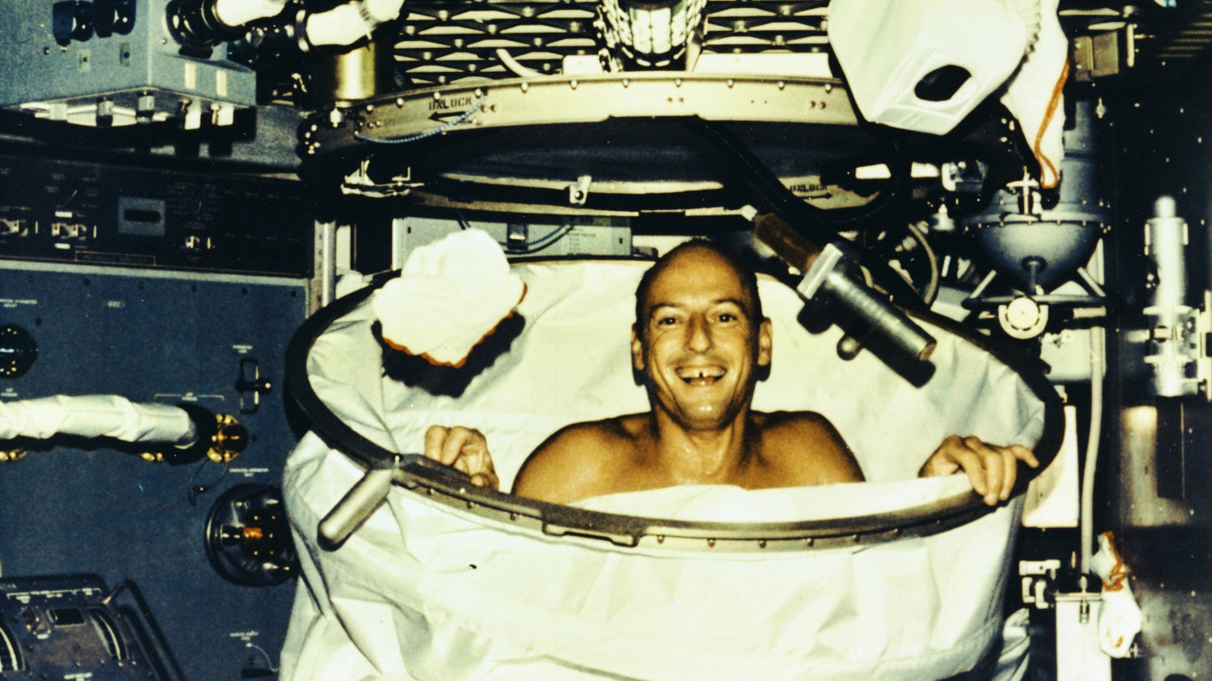 Na Měsíc a ještě dál