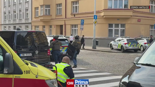 Zásah policie proti zabarikádovanému muži na pražských Vinohradech (zdroj: AKTU.cz)