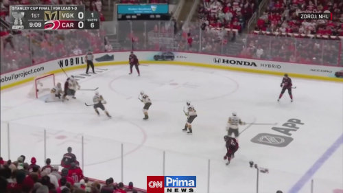 Hokejista Brayden McNabb dostal pukem do obličeje