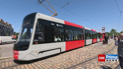 Cestující v nové tramvaji