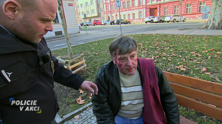 Rvačka tři mužů / Mladík na zemi / Odložila dítě na úřadě / Parta zlodějů