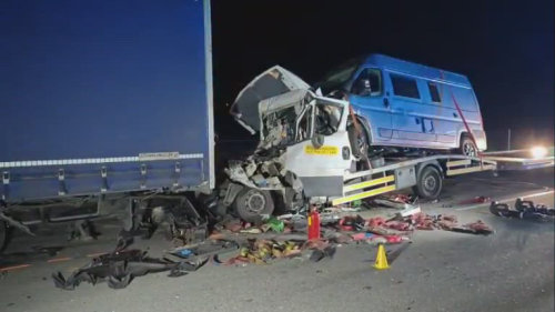 Tragická nehoda dodávky a kamionu uzavřela dálnici D2 u Brna