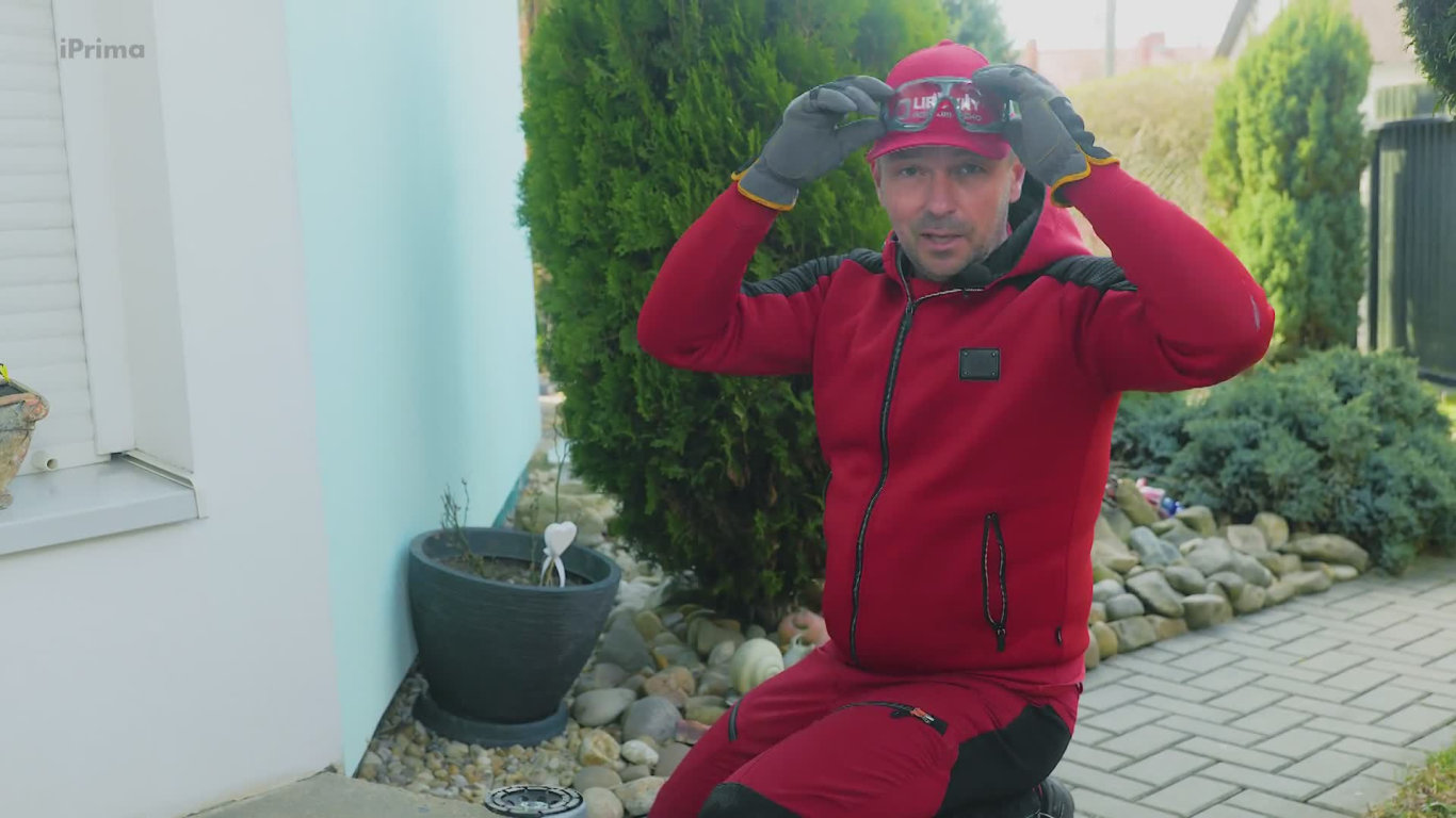 Kamenný koberec, oprava vyštípnutého pantu dvířek