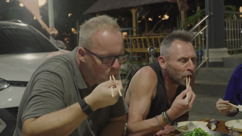 Guru Tuňák učí Miloše karmickým zákonům - Asia Express