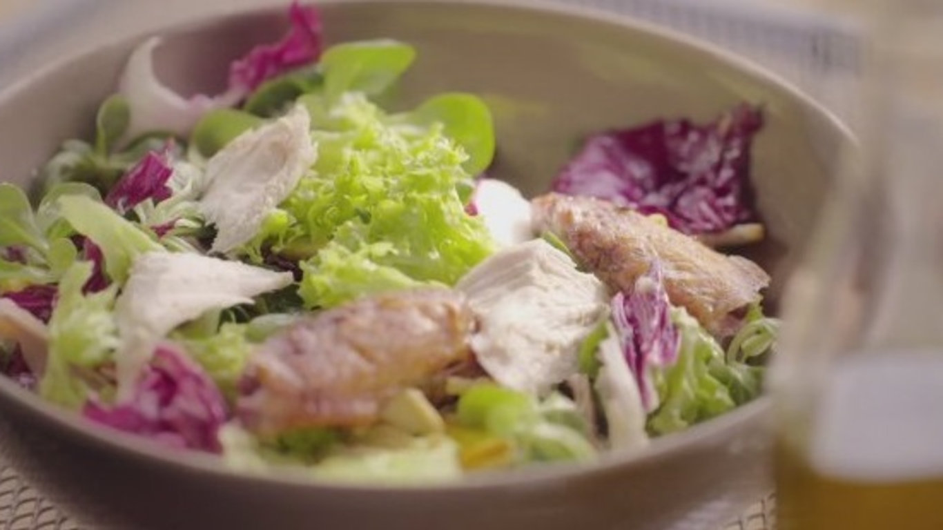 Tortilla s panenkou, salát s uzeným kuřetem a mangem, hovězí steak, kurz čepování piva, bublanina