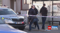 Krev na dveřích i na zastávce po pobodání v Brně