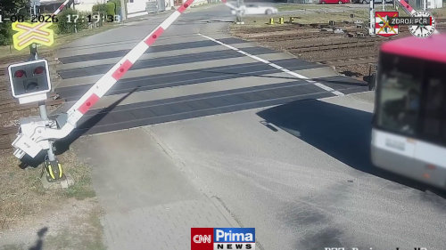 Tragické záběry: Vlak srazil člověka přebíhajícího koleje