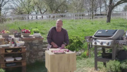 Rozpal to, šéfe!  VI (7): Flan steak s cibulovou marmeládou